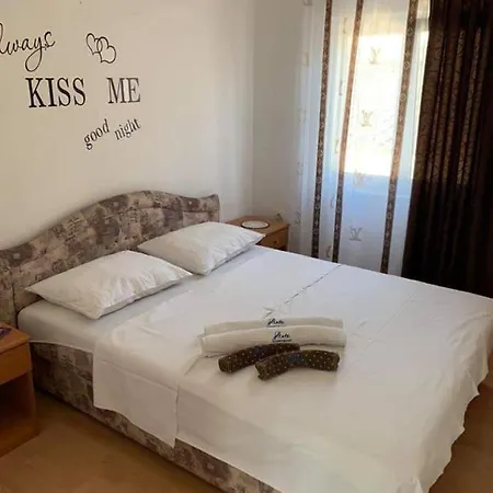 Ante Apartment Pirovac